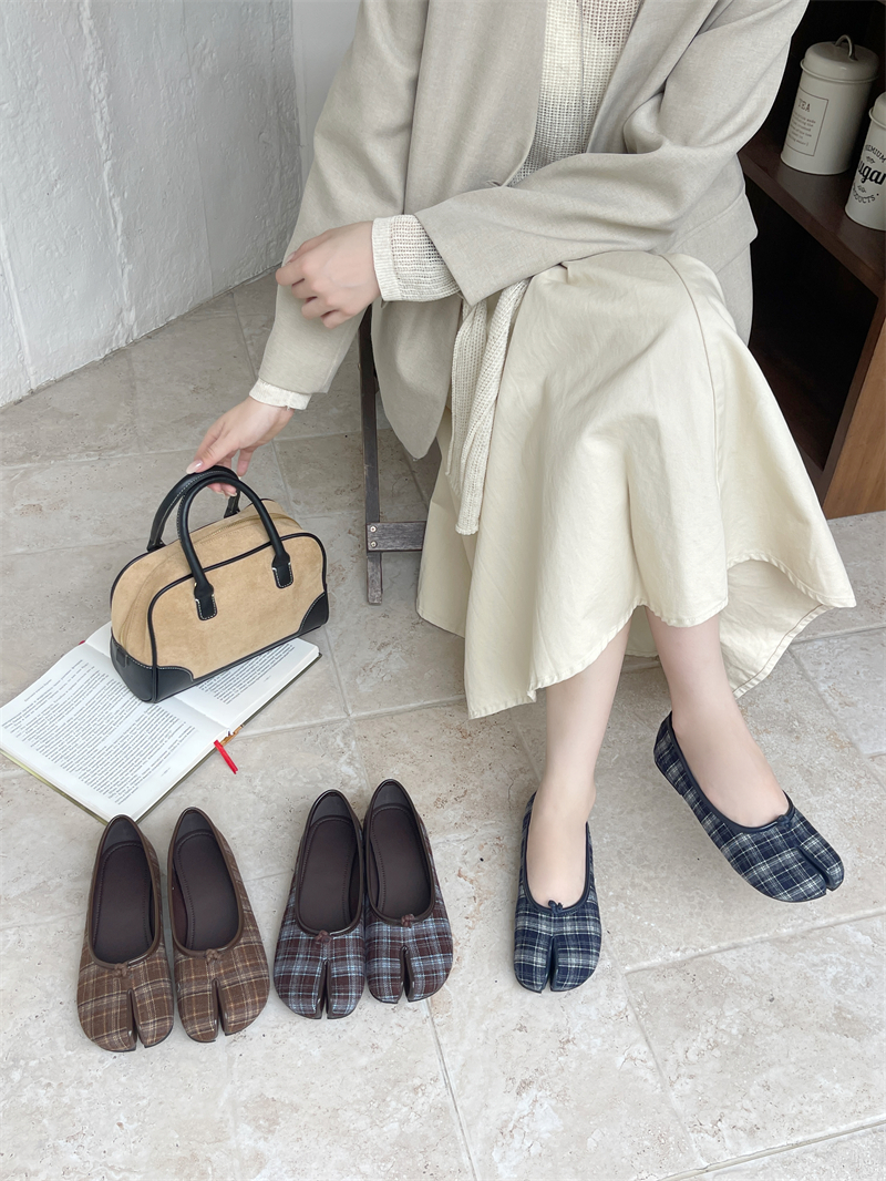 2026 New Spring Autumn Split Toe Flat Shoes Plaid Pig Hoof Shoes